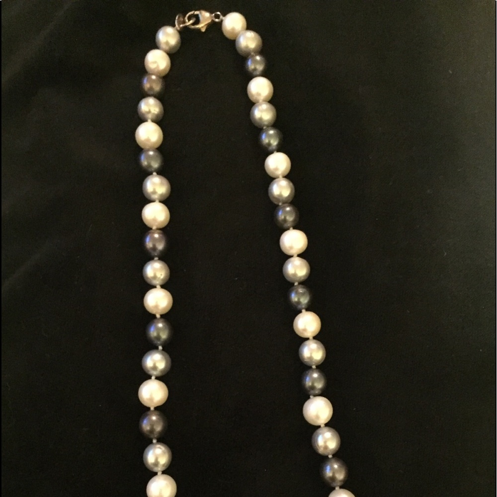 Beautiful 17” three color pearl necklace.